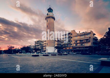 Vue sur le phare de l'heure du coucher du soleil à Alexandroupolis. Banque D'Images