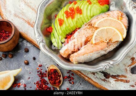 Steak de saumon et d'avocat.régime alimentaire du poisson.alimentation saine. Banque D'Images