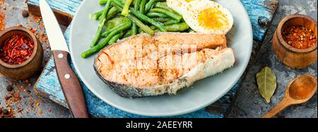 Poisson bouilli avec des asperges et des oeufs de saumon,DIÉTÉTIQUE.saumon cuit Banque D'Images