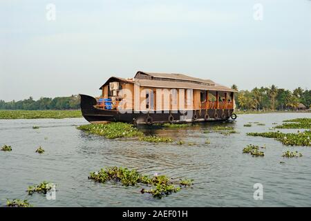 Péniche de jouer, du Lac Vembanad, Kumarakom, Kottayam, Kerala, Inde, Asie Banque D'Images