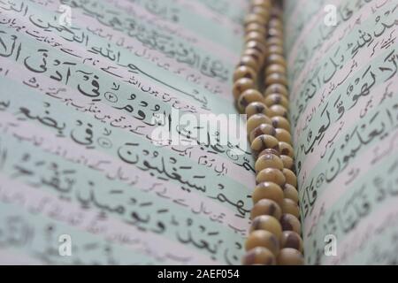 Tasbih sur le livre sacré Quran shareef Banque D'Images