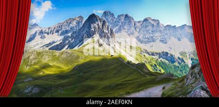 Théâtre ouvert les rideaux rouge contre une vue magnifique sur les Dolomites sur Val di Fassa - sur l'arrière-plan sur San Nicolò refuge dans la vallée de Flora alpina (I Banque D'Images