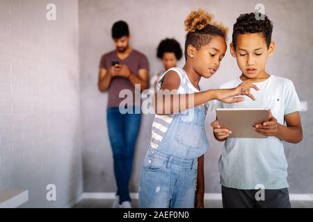 Relations sérieuses in havig enfants heureux et à l'aide d'appareils de technologie Banque D'Images