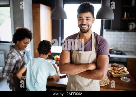 Famille heureuse Ensemble de cuisson de la nourriture dans la cuisine Banque D'Images