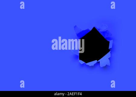 Papier percée trou avec fond noir avec des tons très tendance principale classique Bleu Couleur de l'année 2020. Copyspase. Banque D'Images