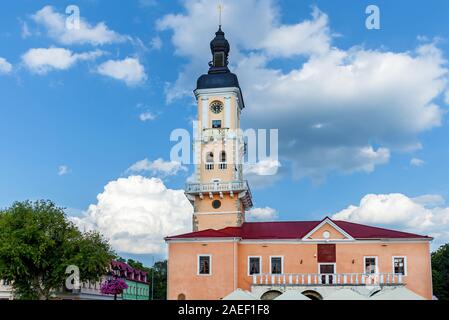 L'ancienne mairie au centre de Kamenetz-Podolsk bleu sur fond de ciel nuageux. L'édifice dans le style de la Renaissance et Baroque. Banque D'Images