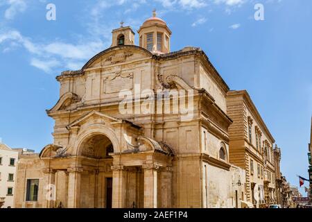 L'ancienne église de style baroque sur le fond de ciel bleu. La façade est ornée de colonnes et d'arcs. Banque D'Images