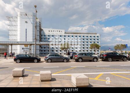 Athènes, Grèce - 14 septembre 2018 : Sofitel Athens Airport hôtel de luxe près de l'arrivée et le départ des terminaux de l'Aéroport International d'Athènes Banque D'Images