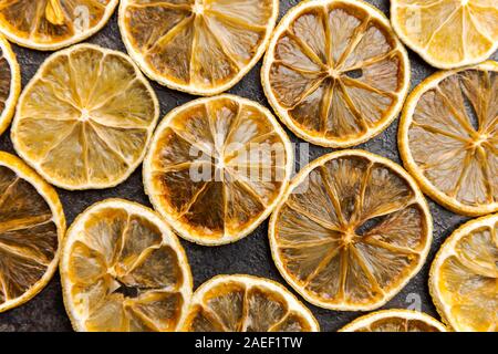 Tranches de citrons et limes séchées couché sur le tableau noir Banque D'Images