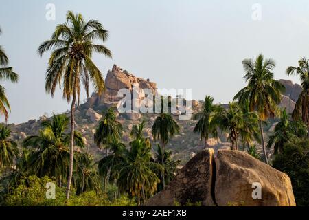 Hampi, également appelé l'ensemble monumental de Hampi. Belle vue sur les ruines de Hampi incroyable. Karnataka, Inde Banque D'Images