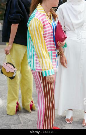 MILAN, ITALIE - 20 septembre 2019 : Femme avec chemise et le pantalon à rayures colorées avant Sportmax fashion show, Milan Fashion Week street style ? Banque D'Images