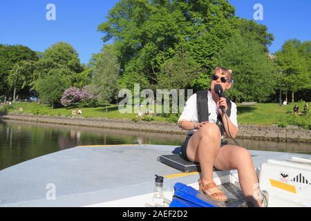 Un guide parle dans un microphone et fournit des informations aux touristes sur les bateaux Paddan à Göteborg, en Suède, au cours de l'été. Banque D'Images