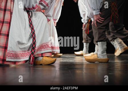 Composition abstraite montrant les jambes habillés en vêtements traditionnels lituaniens la danse de folklore. Banque D'Images