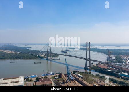 Drone abattu de Phu My Bridge sur une journée ensoleillée avec ciel bleu avec la navigation sur la rivière Saigon à Ho Chi Minh Ville, Vietnam Banque D'Images