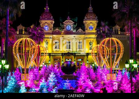 Monaco 5 Nov 2019 Le Casino de Monte Carlo, éclairé par les lumières de Noël et décorations pendant la nuit, Banque D'Images