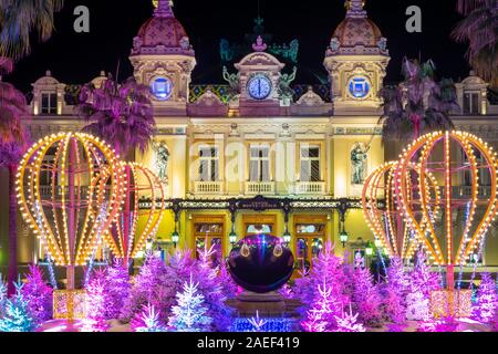 Monaco 5 Nov 2019 Le Casino de Monte Carlo, éclairé par les lumières de Noël et décorations pendant la nuit, Banque D'Images