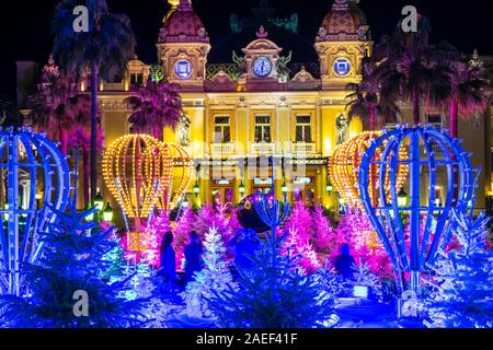 Monaco 5 Nov 2019 Le Casino de Monte Carlo, éclairé par les lumières de Noël et décorations pendant la nuit, Banque D'Images