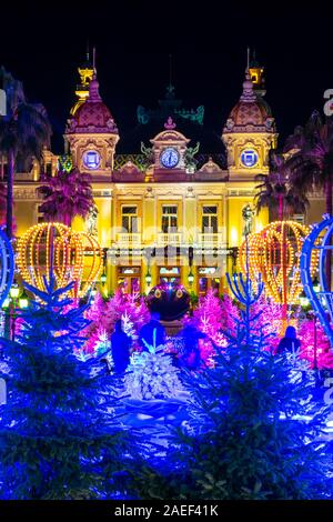 Monaco 5 Nov 2019 Le Casino de Monte Carlo, éclairé par les lumières de Noël et décorations pendant la nuit, Banque D'Images