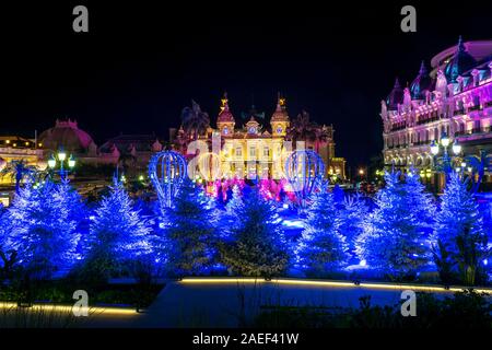 Monaco 5 Nov 2019 Le Casino de Monte Carlo, éclairé par les lumières de Noël et décorations pendant la nuit, Banque D'Images