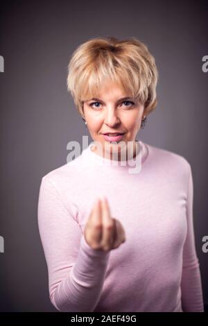 Femme avec de courts cheveux blonds sur quelque chose. Les gens et les émotions concept Banque D'Images