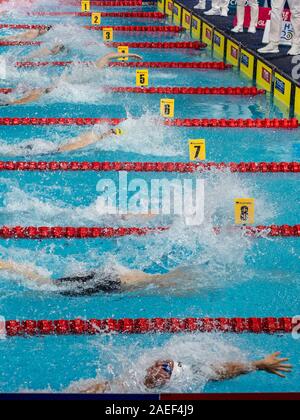 Glasgow, Royaume-Uni. Le 08 mai 2019. Concurrents en action lors d'un men's 50 mètres dos chaleur préliminaires le jour 5 de la LEN European Short Course du Championnat de natation 2019 A Tollcross International Swimming Centre. Credit : SOPA/Alamy Images Limited Live News Banque D'Images