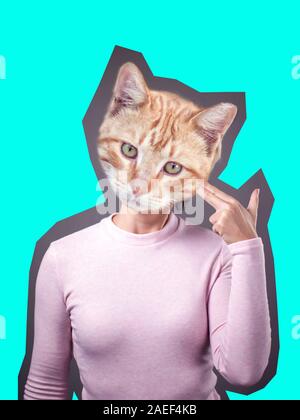 Art collage moderne. Modèle féminin avec cat face au lieu de tête sur fond lumineux. Banque D'Images