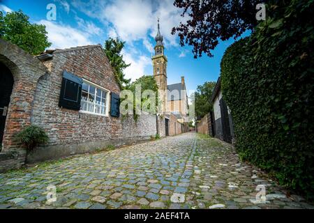 Pignon à épaulement et tour de maison de ville. Dordrecht, Pays-Bas Banque D'Images