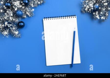 Liste de Noël ou vide vide lettre pour le Père Noël sur classic bleu. L'espace pour votre texte. Mise à plat. Vue de dessus. Invitation. Couleur de la mode Banque D'Images