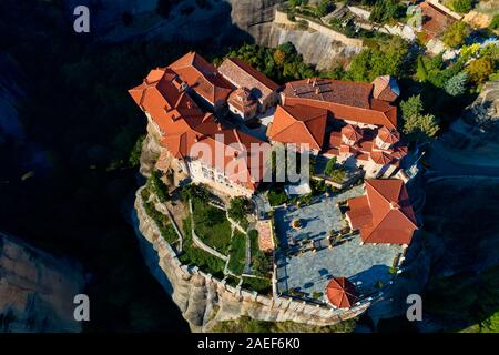 Vue aérienne du monastère de Varlaam sur le haut de la falaise en Meteora Kalabaka, près de Trikala, Grèce Banque D'Images
