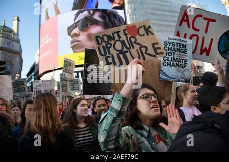 Les gens de tous âges se réunissent pour le climat de la grève générale organisée par le Réseau étudiant britannique le 29 novembre 2019 à Londres, Royaume-Uni. La grève de l'école pour le climat, également connu sous le nom de vendredi pour l'avenir, FFF, Jeunesse pour le climat et la grève des jeunes 4 Le climat, est un mouvement international d'étudiants qui décident de ne pas assister aux cours et au lieu de prendre part à des manifestations pour réclamer des mesures pour prévenir d'autres le réchauffement planétaire et le changement climatique. Le Réseau étudiant britannique lance un appel à tous - adultes, des travailleurs, des groupes communautaires, des syndicalistes, des infirmières, des enseignants, des travailleurs de l'acier, location Banque D'Images