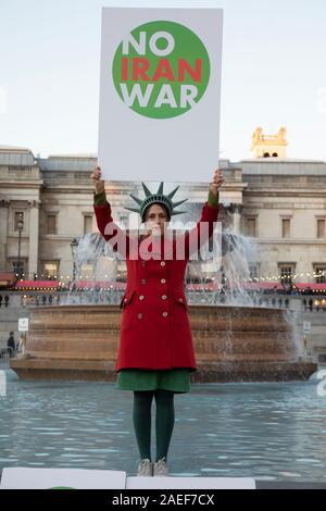 Femme vêtue comme la Statue de la liberté sans l'Iran affiche de la guerre non pour Trump, non à l'OTAN, les mains hors notre démonstration NHS le 3 décembre 2019 à Londres, Royaume-Uni. Donald Trump est visiter Londres ou le sommet des chefs d'Etat de l'OTAN sur le 70e anniversaire de l'organisation, où la reine sera l'hôte d'une réception pour les dirigeants de l'OTAN au Palais de Buckingham. Entre-temps, il y a la peur que Boris Johnson et Donald Trump sera en discussion sur l'ouverture du NHS de sociétés américaines. Les organisateurs ont été Ensemble Contre Trump qui est une collaboration entre l'arrêt et la Coalition s'Atout Banque D'Images