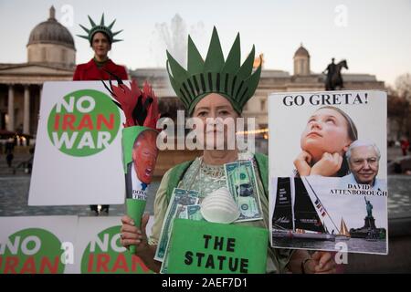 Femme vêtue comme la Statue de la liberté à l'absence de l'atout, non à l'OTAN, les mains hors notre démonstration NHS le 3 décembre 2019 à Londres, Royaume-Uni. Donald Trump est visiter Londres ou le sommet des chefs d'Etat de l'OTAN sur le 70e anniversaire de l'organisation, où la reine sera l'hôte d'une réception pour les dirigeants de l'OTAN au Palais de Buckingham. Entre-temps, il y a la peur que Boris Johnson et Donald Trump sera en discussion sur l'ouverture du NHS de sociétés américaines. Les organisateurs ont été Ensemble Contre Trump qui est une collaboration entre l'arrêt Trump Coalition et tenir tête à Trump. Banque D'Images