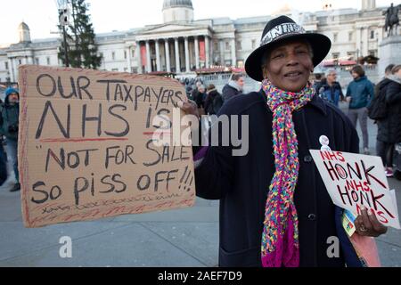 Gloria manifestant au pas de l'atout, non à l'OTAN, les mains hors notre démonstration NHS le 3 décembre 2019 à Londres, Royaume-Uni. Donald Trump est visiter Londres ou le sommet des chefs d'Etat de l'OTAN sur le 70e anniversaire de l'organisation, où la reine sera l'hôte d'une réception pour les dirigeants de l'OTAN au Palais de Buckingham. Entre-temps, il y a la peur que Boris Johnson et Donald Trump sera en discussion sur l'ouverture du NHS de sociétés américaines. Les organisateurs ont été Ensemble Contre Trump qui est une collaboration entre l'arrêt Trump Coalition et tenir tête à Trump. Banque D'Images