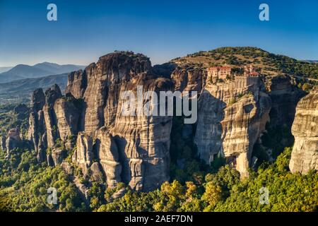 Vue aérienne du monastère de Varlaam sur le haut de la falaise en Meteora Kalabaka, près de Trikala, Grèce Banque D'Images