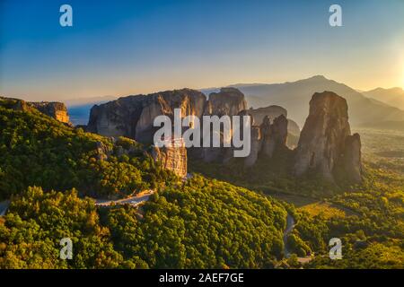 Vue aérienne du monastère Rousanou en haut de la falaise dans près de Meteora Kalabaka, Trikala, Grèce Banque D'Images