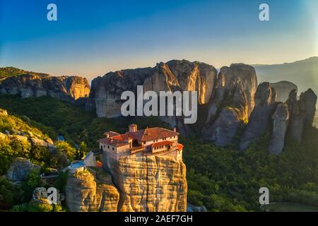 Vue aérienne du monastère Rousanou en haut de la falaise dans près de Meteora Kalabaka, Trikala, Grèce Banque D'Images