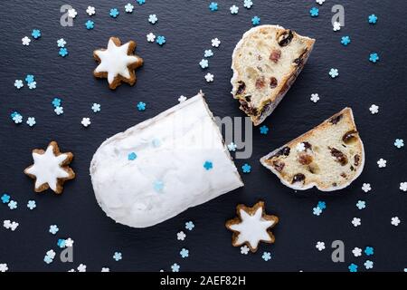 Gâteau de Noël traditionnel allemand stollen avec les cookies et la décoration Banque D'Images