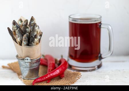 Un grand verre de bière froide. Chou mariné, fermentés dans un bol. Banque D'Images