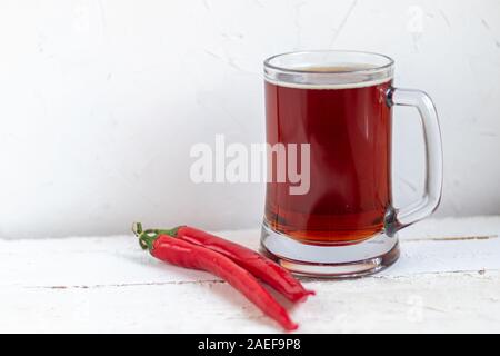 Un grand verre de bière froide. Chou mariné, fermentés dans un bol. Banque D'Images