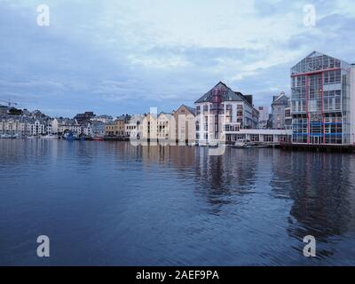 Port de plaisance de yacht et sécessionnistes reflète dans l'eau dans les bâtiments de la ville d'Alesund à Romsdal en Norvège à soir Banque D'Images