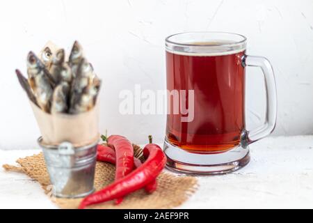 Un grand verre de bière froide. Chou mariné, fermentés dans un bol. Banque D'Images