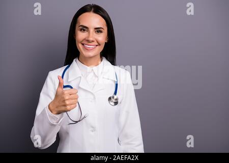 Portrait de femme beuatiful pédiatre recommander elle travaille à l'hôpital montrent thumb up inscrivez-vous suggérer d'excellents soins médicaux porter blanc stéthoscope Banque D'Images