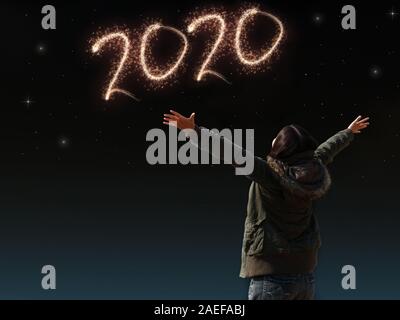 Happy Asian girl open arm avec compte à rebours sur joyeuse nuit avec lumière d'artifice pour l'année 2020. image de happy new year celebration party pour les saisonniers et Banque D'Images