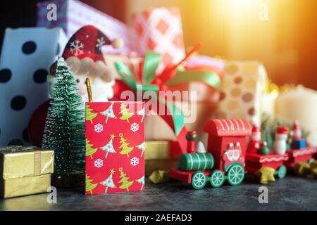 Santa Claus poupée, cadeau de noël et voeux de Noël pour fond de saison. selective focus Banque D'Images