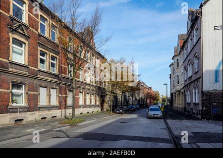 Gelsenkirchen, Ruhr, Rhénanie du Nord-Westphalie, Allemagne - rue résidentielle avec ferraille vacants propriétés dans la zone résidentielle de la forme Banque D'Images