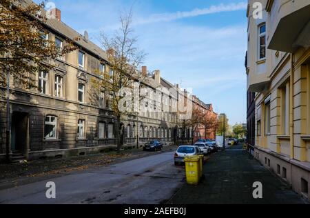 Gelsenkirchen, Ruhr, Rhénanie du Nord-Westphalie, Allemagne - rue résidentielle avec ferraille vacants propriétés dans la zone résidentielle de la forme Banque D'Images