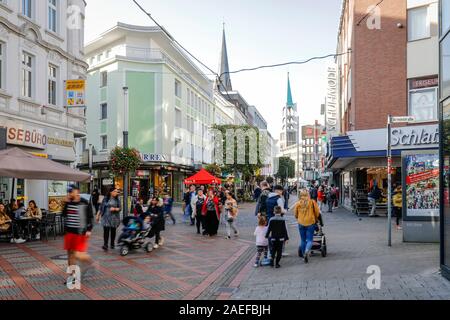 Gelsenkirchen, Ruhr, Rhénanie du Nord-Westphalie, Allemagne - boutiques dans la zone piétonne, de Bahnhofstrasse dans Gelsenkirchen-Altstadt. Gelsenkirchen, Ruh Banque D'Images