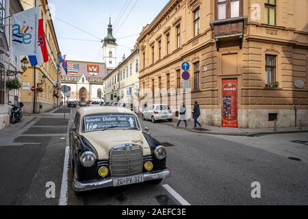 Zagreb, Croatie - les rues de la vieille ville avec l'église de Saint Marc dans l'arrière-plan Banque D'Images