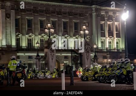 D'importants effectifs de police motos garées à l'extérieur de Buckingham Palace lors du sommet de l'OTAN à Londres, décembre 2020 Banque D'Images