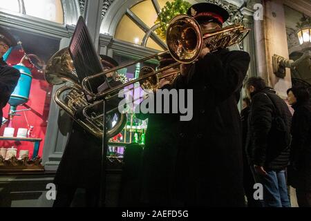 Une Armée du Salut de cuivres de Noël à jouer dans le centre de Londres Piccadilly Banque D'Images